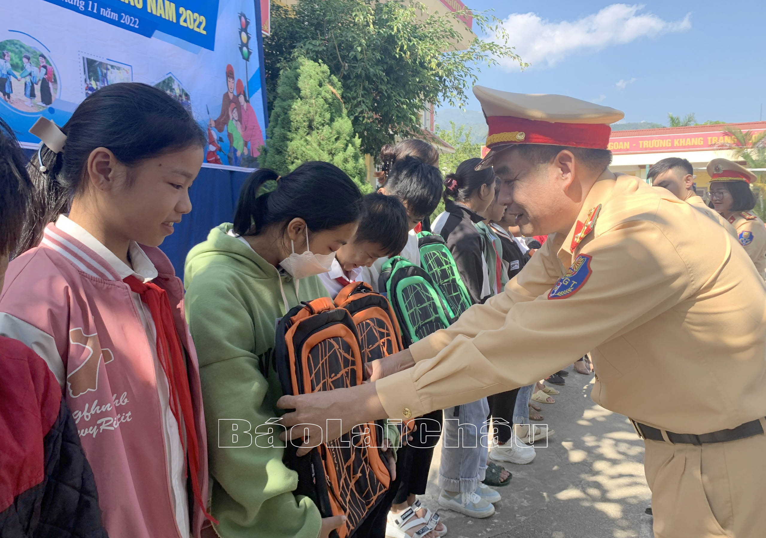 Trung tá Đỗ Tú Anh – Phó trưởng Phòng CSGT (Công an tỉnh) trao cặp sách cho học sinh Trường Tiểu học và THCS xã Lê Lợi (huyện Nậm Nhùn).